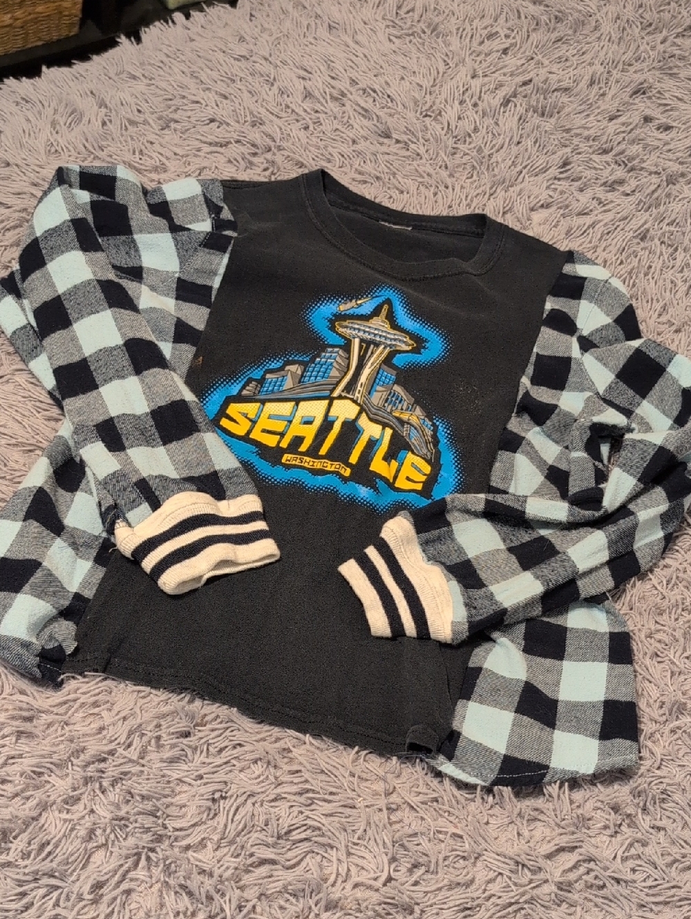 Seattle Graphic Plaid-Sleeve Sweatshirt - Black & Light Blue